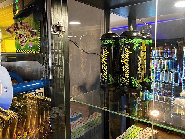 Zwei Behälter mit Lachgas stehen in einer Vitrine in einem Kiosk in Villingen.