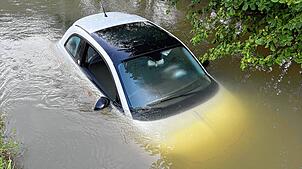 Das Auto erlitt einen Totalschaden. Kurz bevor Passanten das Fahrzeug im Walzmühlekanal fanden, muss es gestohlen worden sein.