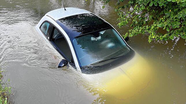 Das Auto erlitt einen Totalschaden. Kurz bevor Passanten das Fahrzeug im Walzmühlekanal fanden, muss es gestohlen worden sein.
