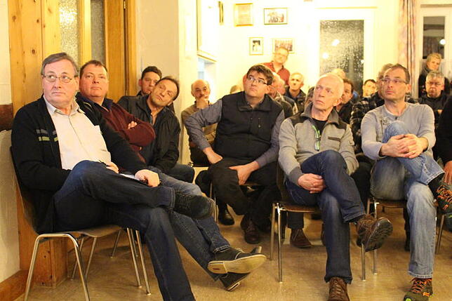 Großes Interesse am Thema: Etliche Zuschauer sind zur Sitzung des Ortschaftsrates in das Rathaus nach Waldhausen gekommen. Bild: Guy Simon