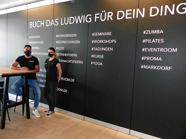 Nadine Luksch und Hasan Sakiz vor dem Eventraum im Proma.
