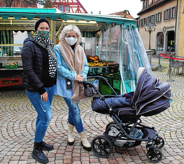 Drei Generationen genießen den Wochenmarkt: Sophia Bartella und Annette Pinkus mit Baby Valentin.