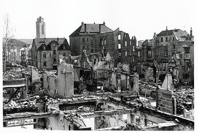 Die zerstörte Friedrichshafener Altstadt in Richtung Norden.