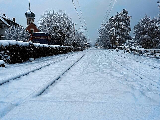 Bei Allensbach fuhr über viele Stunden kein einziger Zug, wie der Schnee auf den Schienen eindrucksvoll belegt.
