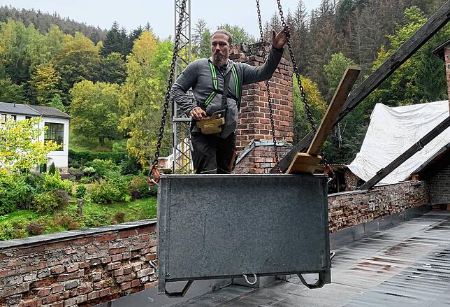 Die Arbeit geht nicht aus: Chris Fuchs bei den Bauarbeiten an der Porzellanfabrik im Thüringischen Gräfental. In diesem Jahr war ein ...
