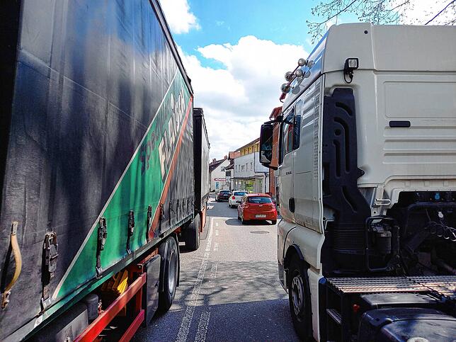 Durch die B-33-Ortsdurchfahrt wälzt sich häufig der Lkw-Transitverkehr. Innenstadt-Anwohner sind hohen Belastungen ausgesetzt.