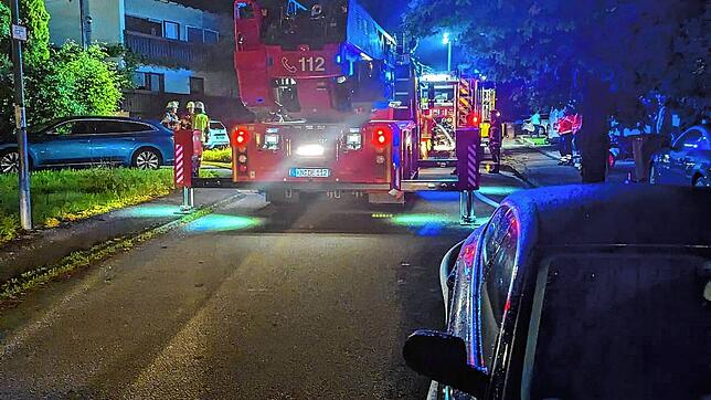 Zu einem größeren Feuerwehreinsatz ist es in der Nacht von Montag auf Dienstag im Scheurenbohl in Engen gekommen.