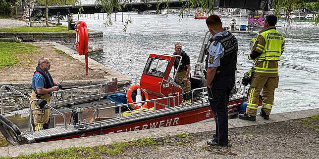 Polizei, Feuerwehr, DLRG und weitere Einsatzkräfte suchen am Donnerstag, 8. August, entlang des Seerheins nach einer Frau. Nach drei ...