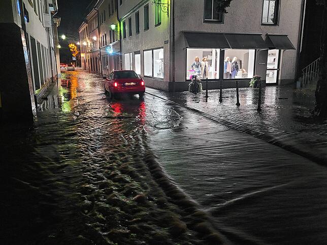 Bild 4: Starkregen setzt Überlingen unter Wasser