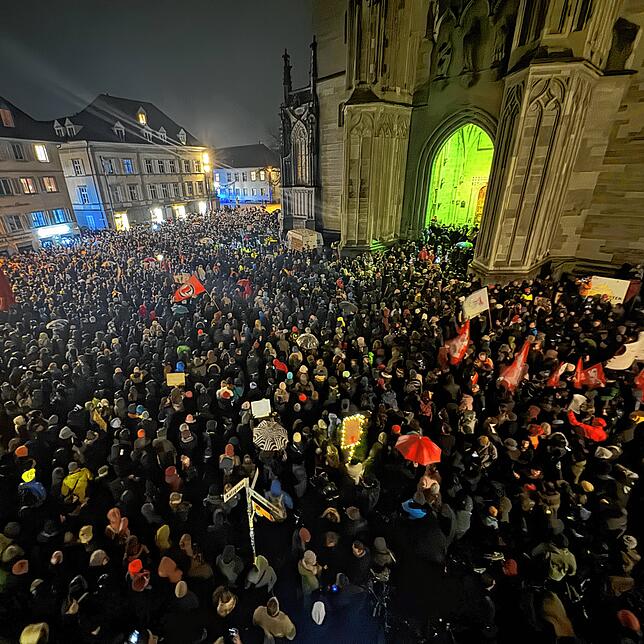 Der Platz ist voll, die Polizei riegelt die Fläche ab: Tausende müssen draußen bleiben, doch statt Frust gibt es Applaus von vielen ...