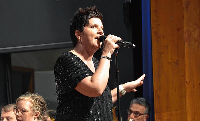 Sie ist der Star des Abends: Solo-Sängerin Regina Holzhofer. Die Markdorfer Hauptamtsleiterin legte einen hinreißenden Auftritt auf der ...