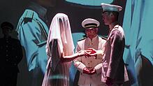Desdemona (Katharina Hauter, von links) sagt Ja zu Othello (Itay Tiran). In der Mitte steht Cassio (Michael Stiller).