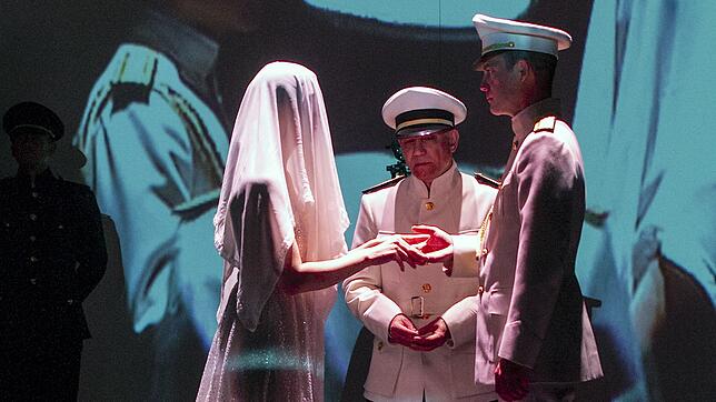 Desdemona (Katharina Hauter, von links) sagt Ja zu Othello (Itay Tiran). In der Mitte steht Cassio (Michael Stiller).