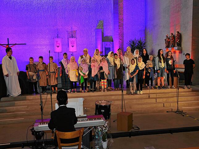 Unter Leitung von Ulrike Brachat führen Kommunionkinder und Gesangsschüler ein Musical auf.