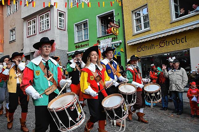 Bild 4: Bilder vom Narrenbaumstellen in Meersburg