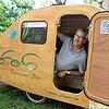 Im Campingwagen aus Holz kann sich auch ein 1,90 Meter großer Mann ausstrecken. Marco Knöpfle macht es vor. Dennoch ist Camping mit dem ...