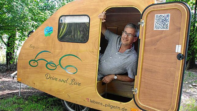 Im Campingwagen aus Holz kann sich auch ein 1,90 Meter großer Mann ausstrecken. Marco Knöpfle macht es vor. Dennoch ist Camping mit dem ...