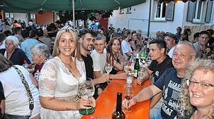 Bodensee-Weinprinzessin Angela Staneker mischte sich im Vorjahr unter die Besucher des Torkelfestes und stieß mit diesen auf den schönen ...