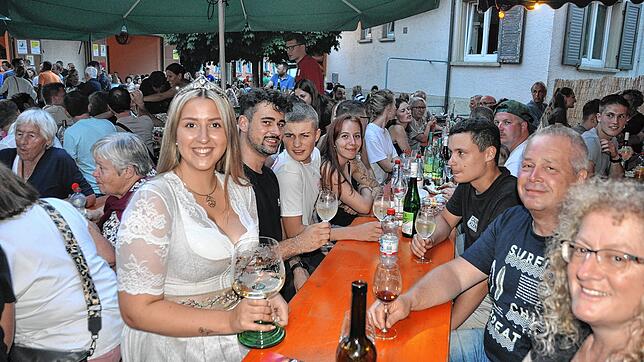 Bodensee-Weinprinzessin Angela Staneker mischte sich im Vorjahr unter die Besucher des Torkelfestes und stieß mit diesen auf den schönen ...