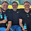 Simon Riehle (von links), Kai Brach und Niels Huber freuen sich auf das Braufest auf dem Purren – hier sitzen sie auf einer Bank auf dem ...