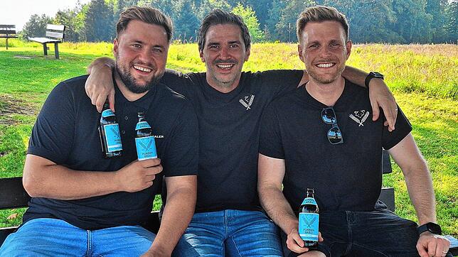 Simon Riehler (von links), Kai Brach und Niels Huber freuen sich auf das Braufest auf dem Purren – hier sitzen sie auf einer Bank auf ...