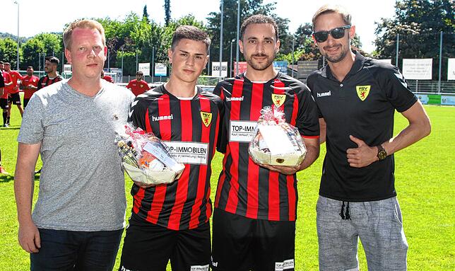 Präsente: Vor der Partie des FSV Rheinfelden verabschiedeten Vorsitzender Patrick Da Rugna (rechts) und 3. Vorstand Dominik Hurst ...