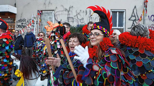 Bild 13: Konstanzer Fasnacht: Blätzlebuebe feiern den Auftakt 2023 auf dem Augustinerplatz