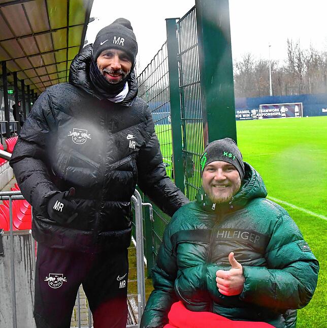 Foto im Regen: RBL-Trainer Marco Rose ließ sich vom miserablen Wetter nicht schrecken und stellte sich mit Kevin Simanowski zum ...