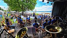 Die Jugendkapelle II unter Leitung von Viola Domeyer eröffnet den Musikschultag im Rahmen des Uferparkfestes der Stadtkapelle Überlingen.