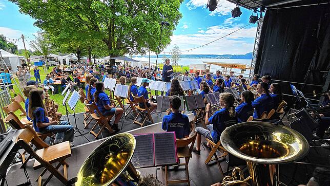 Die Jugendkapelle II unter Leitung von Viola Domeyer eröffnet den Musikschultag im Rahmen des Uferparkfestes der Stadtkapelle Überlingen.