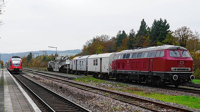 Ein seltener Anblick auf den Gütergleisen am Bahnhof Lauchringen – ein Spezialtransportwagen mit Transformator.