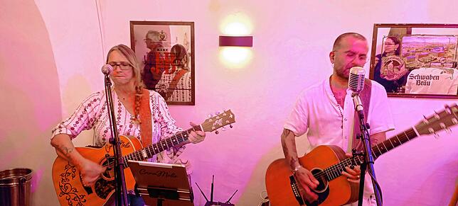 Bild 1: 7 Bands, 7 Kneipen: So ausgelassen feierte Waldshut bei der 12. Musiknacht