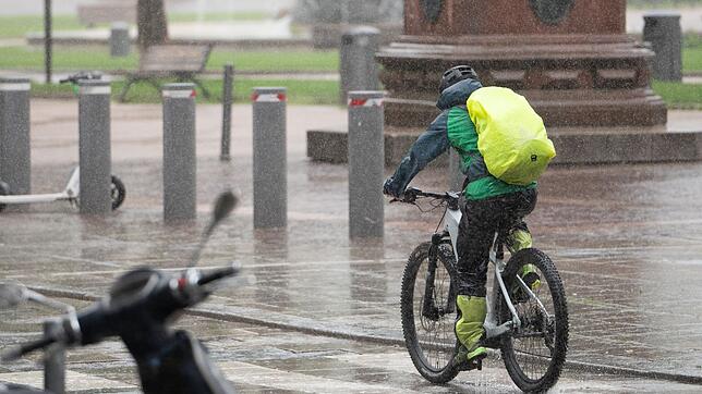 Der Deutsche Wetterdienst rechnet mit kräftigen Schauern.