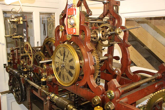 Das Herz-Jesu-Uhrwerk ist das einzige voll funktionsfähige mechanische Uhrwerk im Hegau.