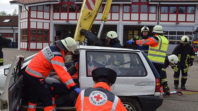 Bei einer Übung im Herbst 2018 ging es in Lauchringen um die Zusammenarbeit von DRK und Feuerwehr bei Unfällen mit Fahrzeugen. Im ...