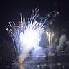 Um 0.10 wird das offizielle Feuerwerk über dem Schweizer Ufer gezündet.