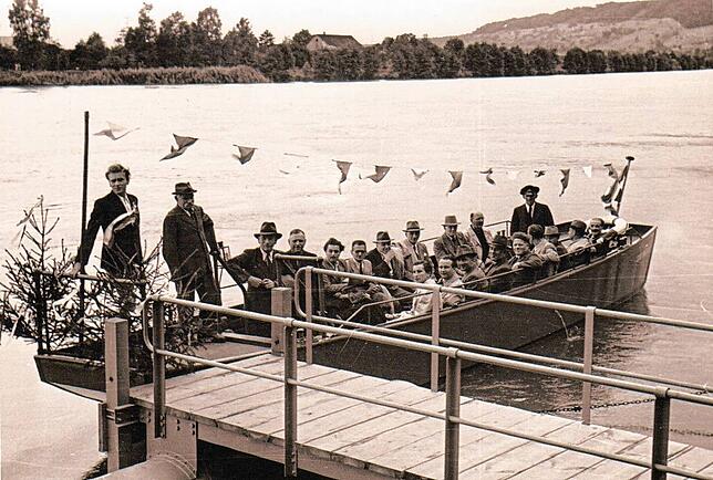 Wiederaufnahme des Fährverkehrs zwischen Waldshut und dem schweizerischen Full nach elfjähriger Pause am 3. August 1950. Im Heck des ...
