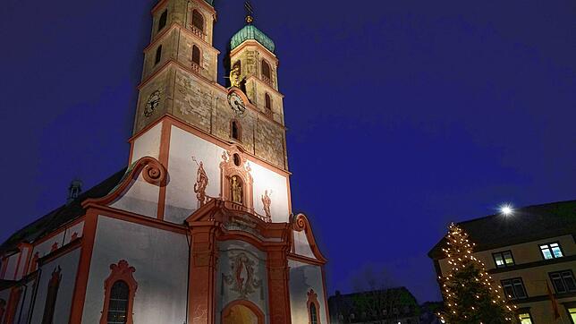 Der Weihnachtsbaum sorgt vor dem Münster für besinnliche Stimmung.