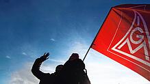 Warnstreik im Corona-Format: In Friedrichshafen sollen Beschäftigte eine Menschenkette bilden.