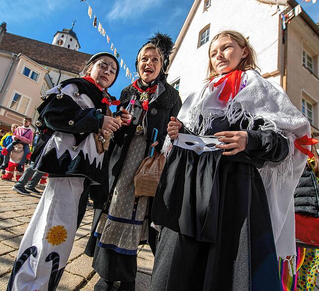 Fledermaus Viola Hermann mit ihren Kindern Valentina (rechts) und Olivia (links).