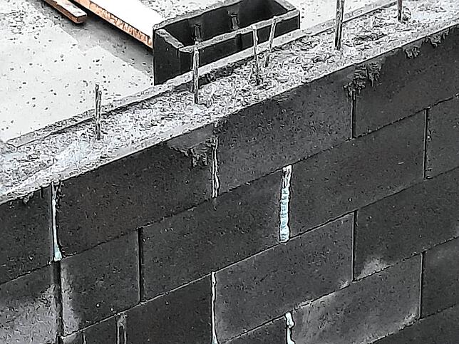 Unterschiedlich große Fugen wurden von der Kellerbaufirma ebenso individuell behandelt: Einige blieben offen, andere wurden mit ...