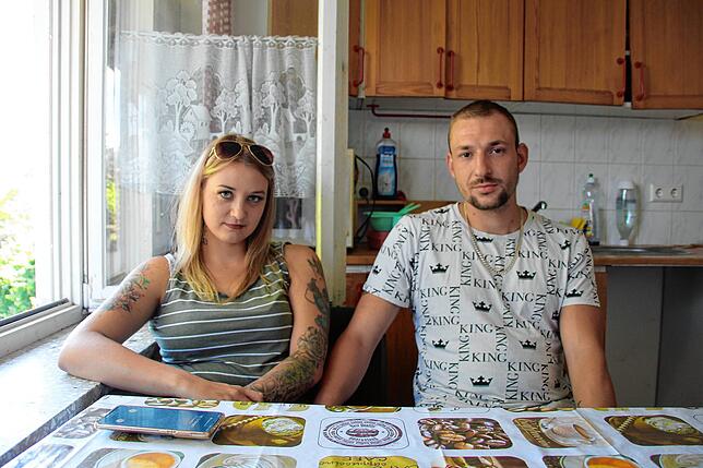 Die Küche ist zweckmäßig eingerichtet. Ihr Geschirr nimmt die Familie lieber aus dem eigenen Zimmer mit.
