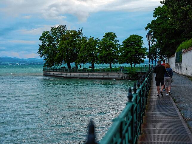 Vor der Schlosskirche liegt dieser kurze Spazierweg, der direkt am Wasser entlang führt.