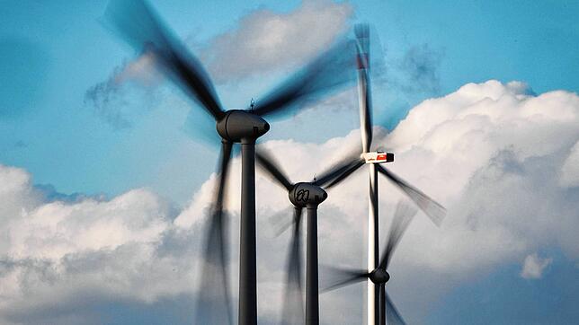 (Symbolbild) Diese Windräder drehen sich auf einer Anhöhe bei Alzey in Rheinland-Pfalz. Laut Planentwurf könnten auch Anlagen auf ...