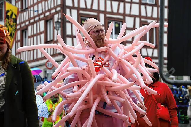 Bild 7: Überlingen am Schmotzigen Donnerstag: Bunte Bilder vom Kindergarten-Zug in der Altstadt