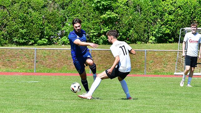 Ehrentreffer: Nur Jason Cerimi – hier links auf dem Archivfoto aus der vergangenen Saison – traf für den SV Blau-Weiß Murg bei der ...