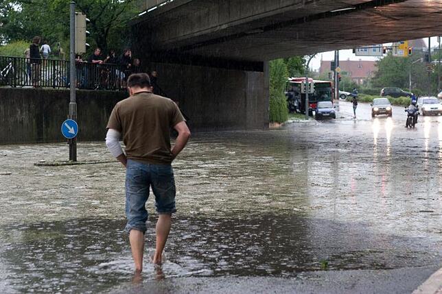 Ein heftiges Unwetter ergießt sich über Konstanz. Die Unterführung am Sternenplatz und weitere Straßen stehen in kürzester Zeit unter ...