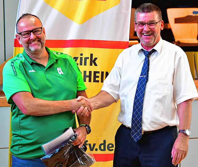 Fairplay-Preis: Christian Lenz (links) vom FC Hausen wurde von Harald Fengler geehrt, weil die B-Junioren des Clubs aus dem Wiesental ...