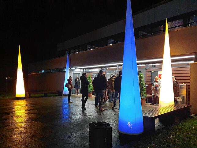 Lichtkegel in den Stadtfarben Blau und Gelb weisen den Besuchern des Neujahrsempfangs den Weg in die Tiengener Stadthalle.