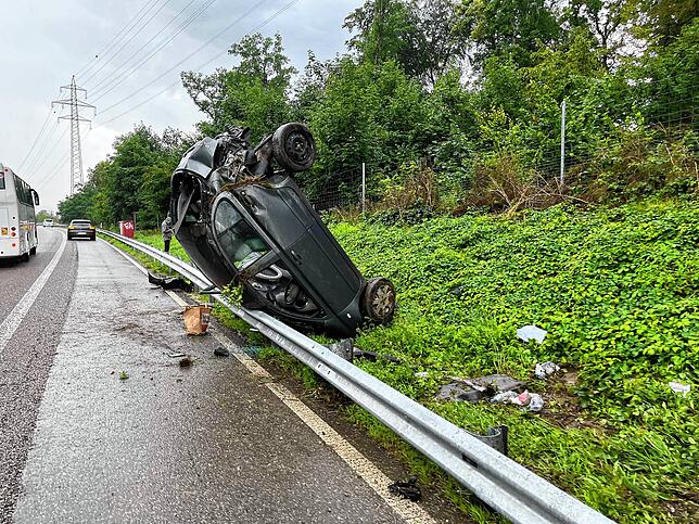 Kurioser Anblickauf der A1 bei Suhr im Kanton Aargau: Ein Auto überschlägt sich und kommt neben der Fahrbahn zum Stillstand. Der Fahrer ...